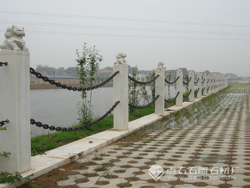 简易的石护栏 简易的石护栏